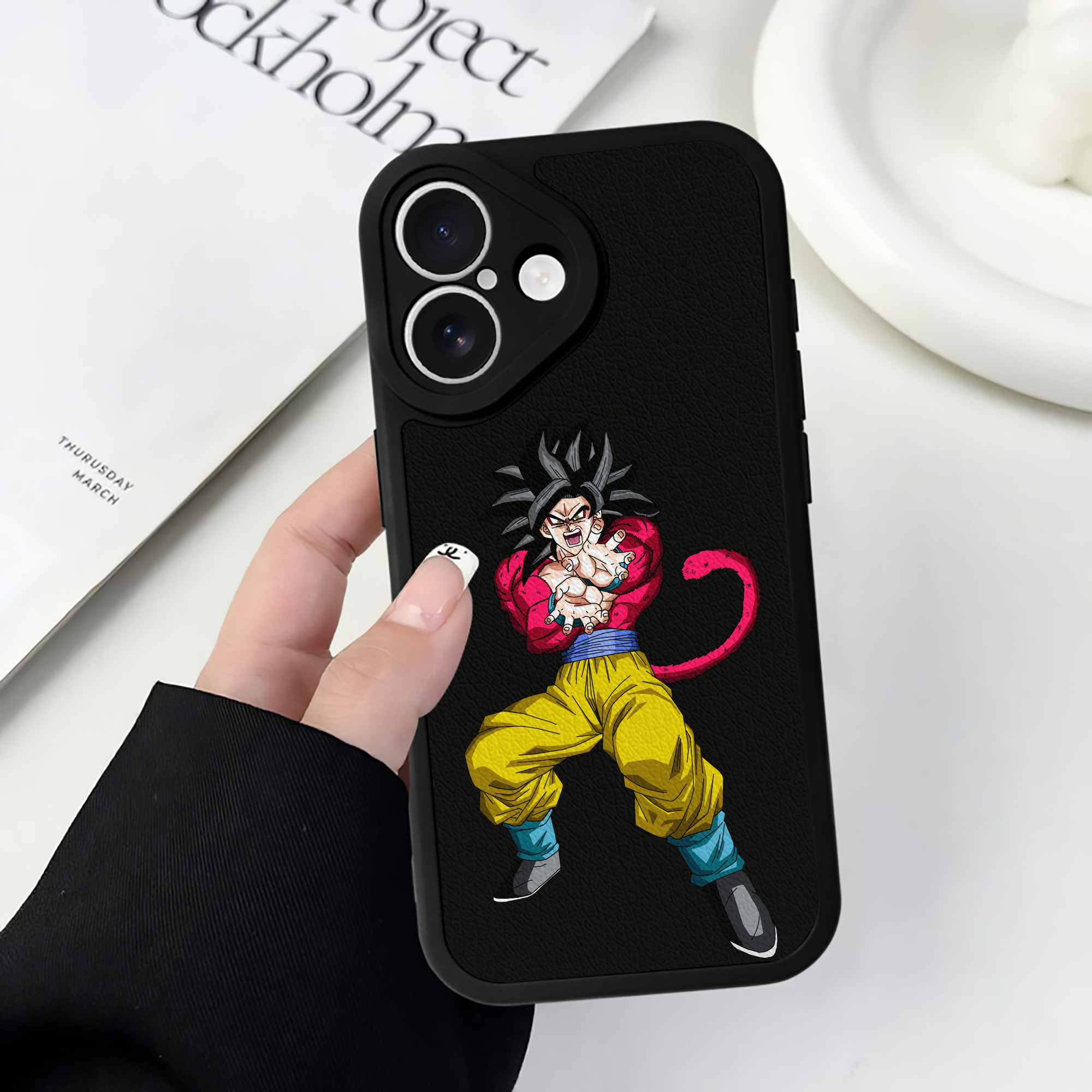 （画像用） ドラゴンボール 孫悟空（そん ごくう）Son Goku カカロット DRAGON BALL Kakarotto 【iPhone 16シリーズ対応】シリコンスマホケース（レザー調） 材質：シリコン
